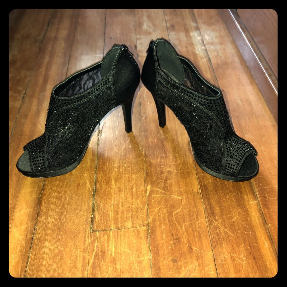 Women’s black heels, size 8. Never been worn.